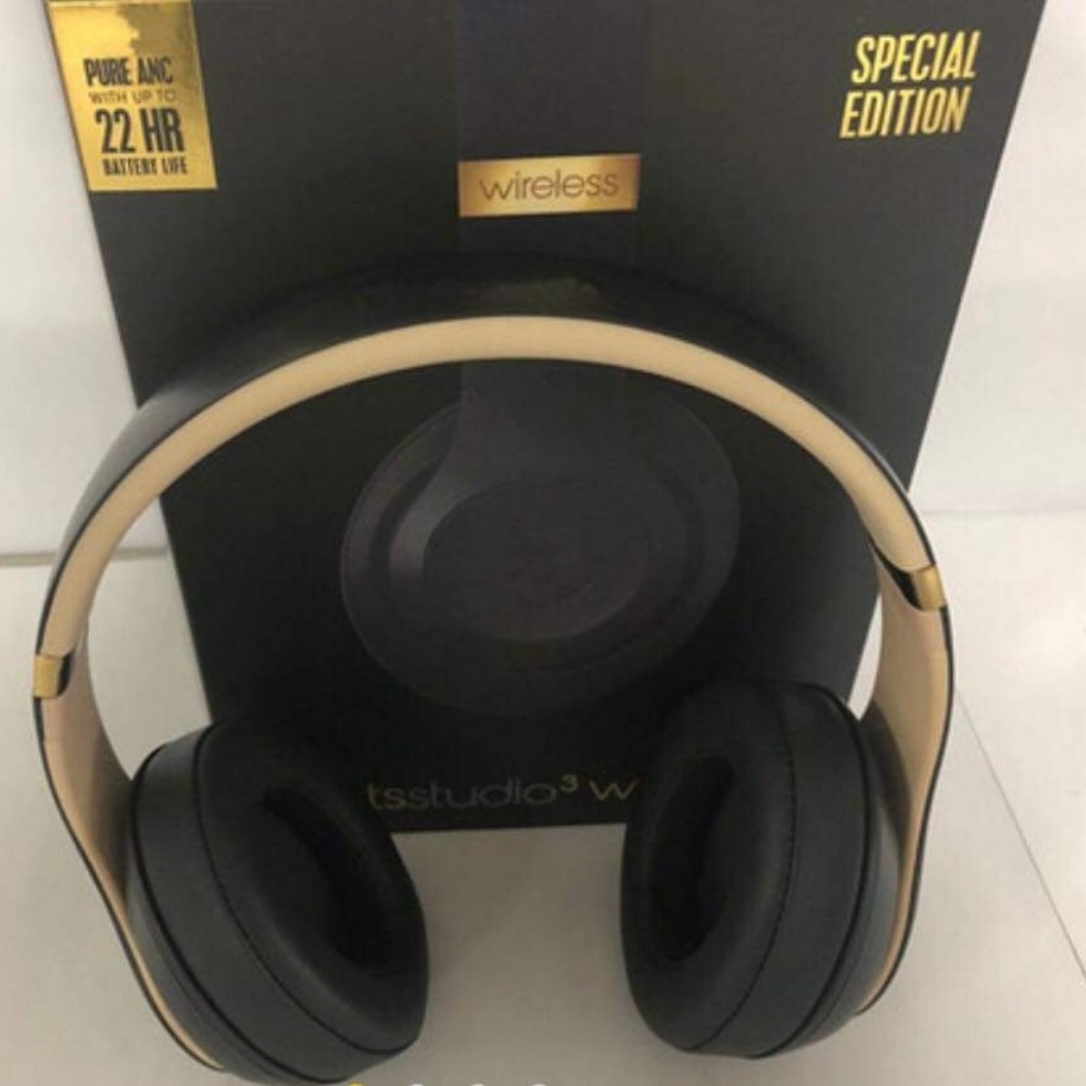 Beats By Dre ! Studio3 Wireless... Brand New, In T